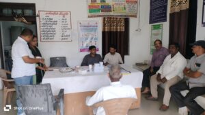 डॉ से चर्चा करते जनप्रतिनिधि 