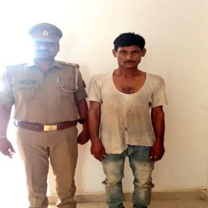 *2 वांछित गिरफ्तार कर न्यायालय भेजने की तैयारी* दिनांकः-09.05.2022  	पुलिस उपमहानिरीक्षक/पुलिस अधीक्षक  आर.पी. सिंह द्वारा जनपद में  वांछित/वारण्टियों की नियमानुसार गिरफ्तारी एवम् अपराधियों के विरूद्ध कार्यवाही करने के निर्देश दिये गये हैं।उक्त निर्देश के क्रम में थाना खैराबाद व संदना पुलिस टीम द्वारा विभिन्न स्थानों से 02 वांछित अभियुक्तों  को गिरफ्तार करने में सफलता हासिल की है। विवरण निम्नवत है1.	थाना खैराबाद पुलिस द्वारा 01 अभियुक्त गिरफ्तारः- थाना खैराबाद पुलिस टीम द्वारा मु0अ0सं0 189/22 धारा 308/324/435/504/506 भादवि 7 C.L.A. act में वांछित अभियुक्त मुल्लू पुत्र लालता ग्राम निवासी टप्पा खजुरिया थाना खैराबाद सीतापुर को गिरफ्तार कर चालान मा0 न्यायालय किया गया।2.	थाना संदना पुलिस द्वारा 01 वांछित गिरफ्तारः - थाना संदना पुलिस टीम द्वारा मु0अ0सं0 262/22 धारा 323/504/506/452 भादवि से सम्बंधित अभियुक्त प्यारे लाल पुत्र गंगादीन निवासी सरैया लोहंगपुर थाना संदना सीतापुर को गिरफ्तार कर मा0 न्यायालय के समक्ष प्रस्तुत किया गया।  रिपोर्ट ÷ओपी  शुक्ला        जेबीटी आवाज न्यूज  लखनऊ मंडल ब्यूरो चीफ सीतापुर