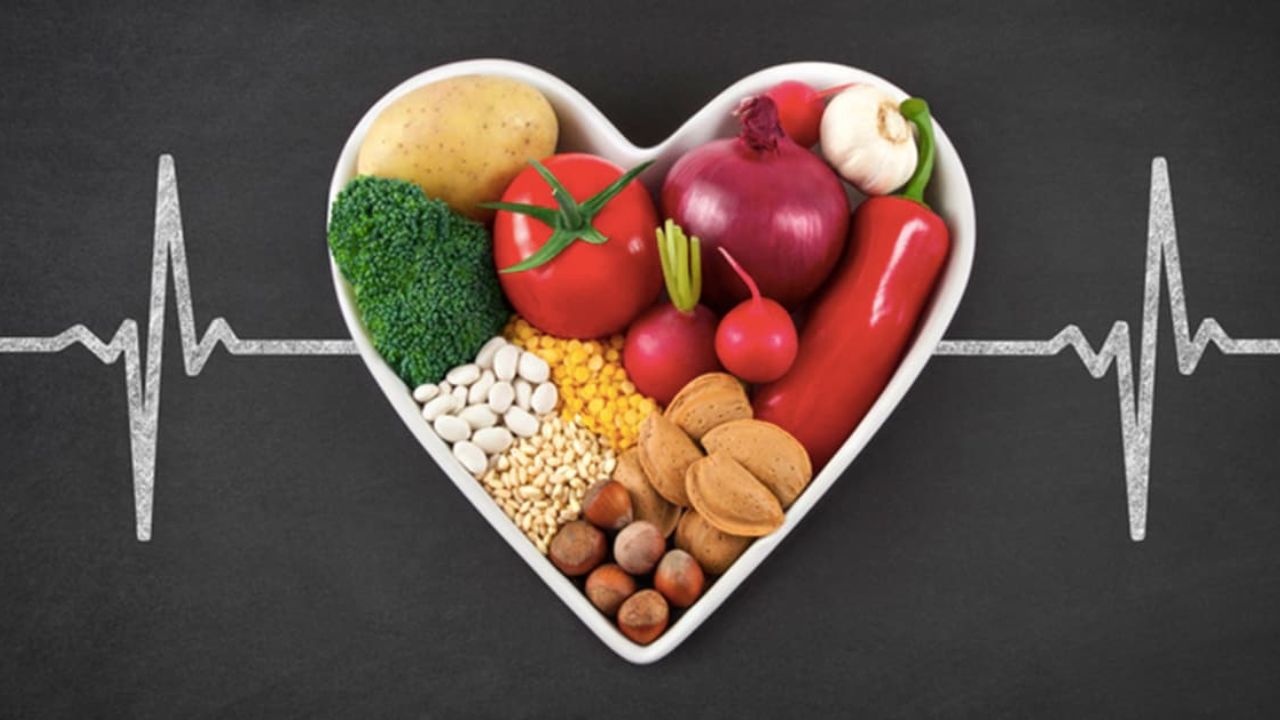 Best Food For Heart: चाय-बिस्किट छोड़ो और जान बचाओ, डॉक्टर ने बताया हार्ट को हेल्दी रखने का पूरा प्लान