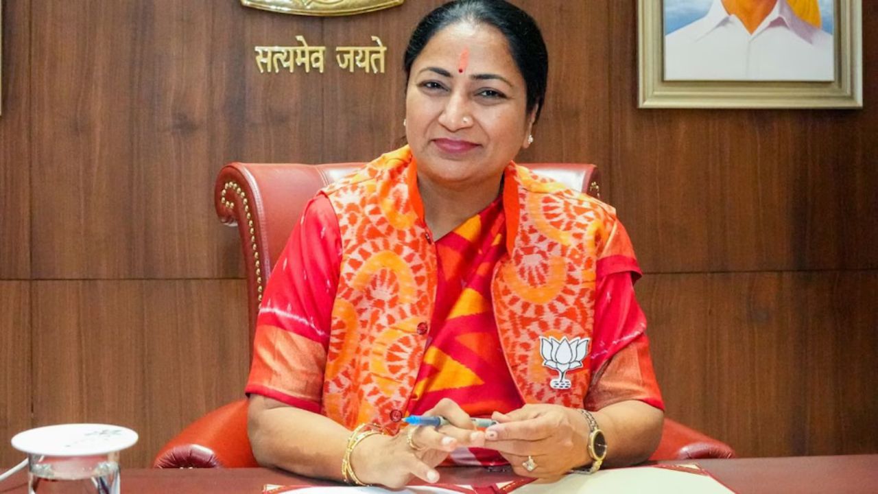 Delhi News: जनसुनवाई में फूटा जनता का दर्द! सड़क टूटी है और पानी भी नहीं