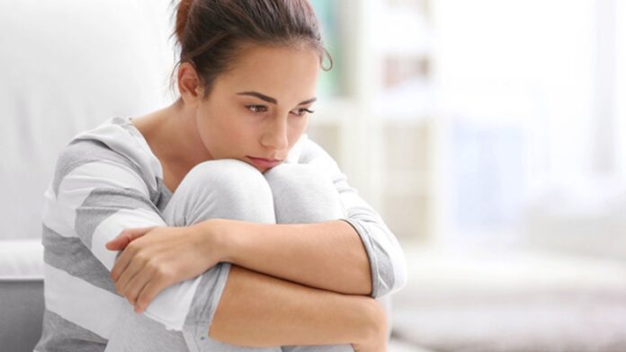 Depression in women: मुस्कान के पीछे का दर्द! हर दिन भारी क्यों लगने लगा? जानिए डिप्रेशन के संकेत और उनसे लड़ने के तरीके