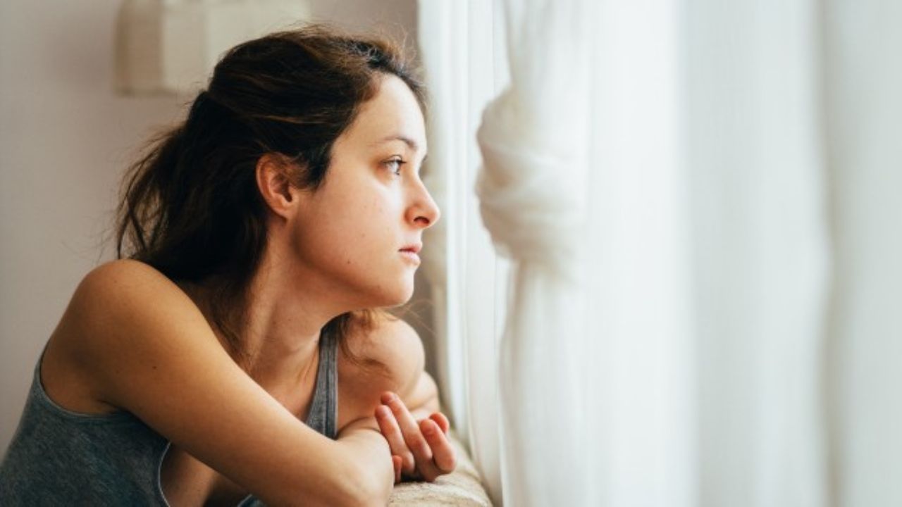 Depression in women: मुस्कान के पीछे का दर्द! हर दिन भारी क्यों लगने लगा? जानिए डिप्रेशन के संकेत और उनसे लड़ने के तरीके