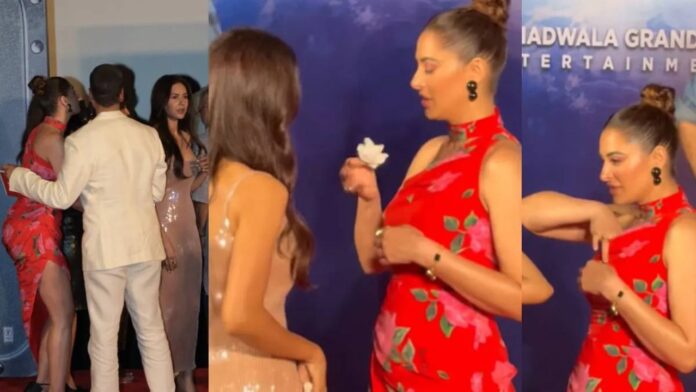 Nargis Fakhri का वायरल वीडियो स्टेज पर हुई अजीब हरकत से सोशल मीडिया पर मची हलचल लोग कर रहे हैं मजेदार टिप्पणियां