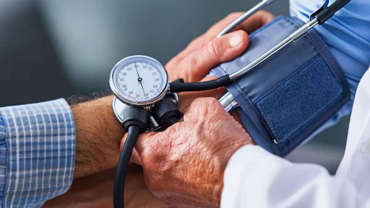 Blood Pressure: गर्मी के मौसम में क्यों अचानक गिरता है बीपी! चक्कर थकान और प्यास हो सकते हैं खतरे का संकेत 