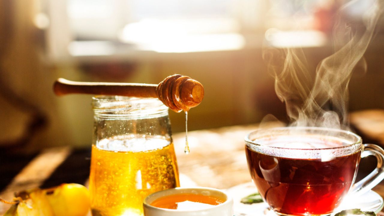 Turmeric-Honey Water: सुबह का एक गिलास पानी जो बदल सकता है आपकी सेहत! जानिए इसके छुपे फायदे
