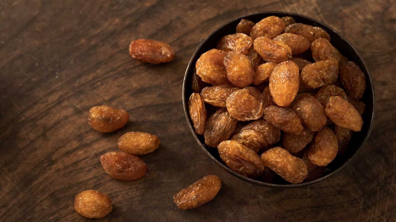 Raisins  for health: किशमिश का जादू जो सुबह आपके पेट को देगा राहत! किशमिश से हो सकती है हड्डियों की मजबूती