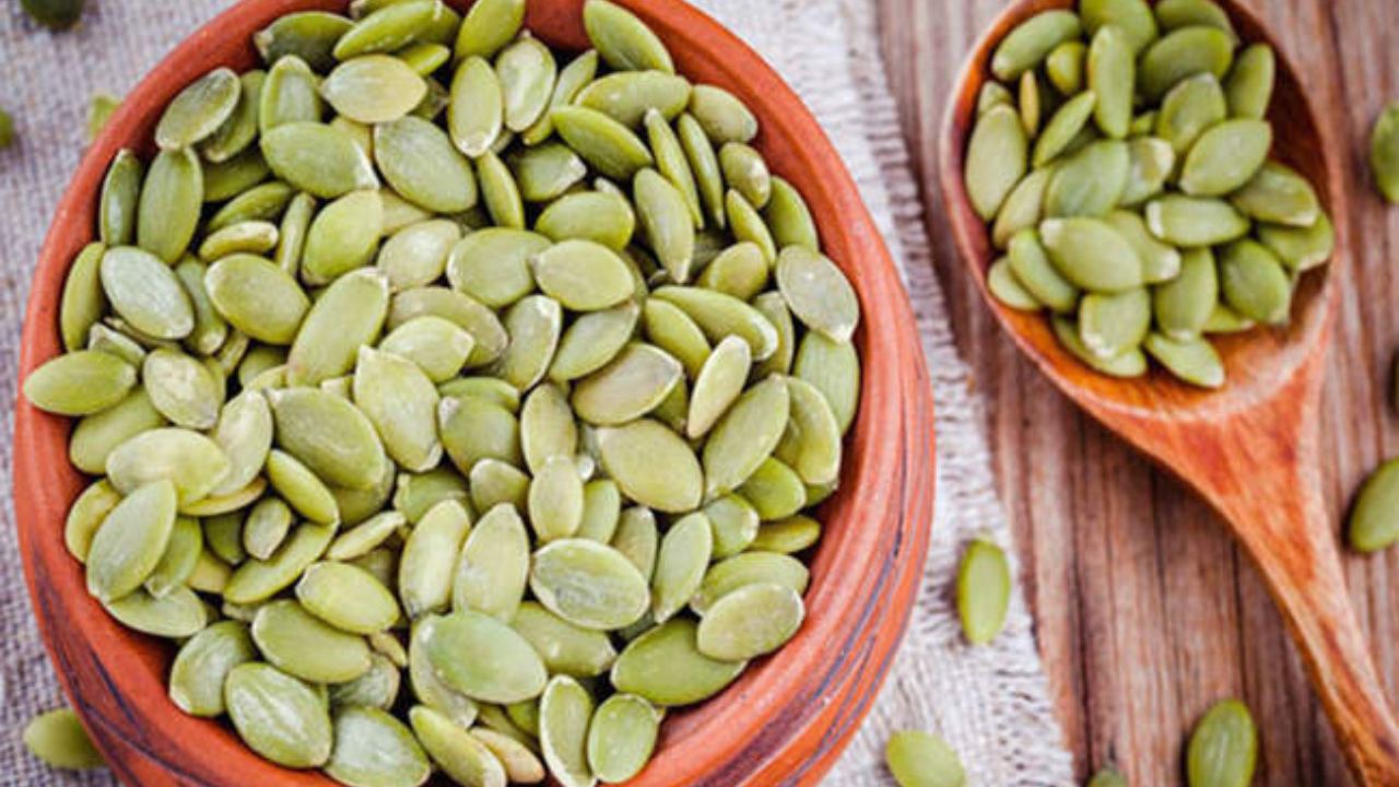 Pumpkin Seeds Benefits: क्या कद्दू के बीजों में छुपा है हेल्थ का खजाना? जानिए उनके गुप्त फायदे