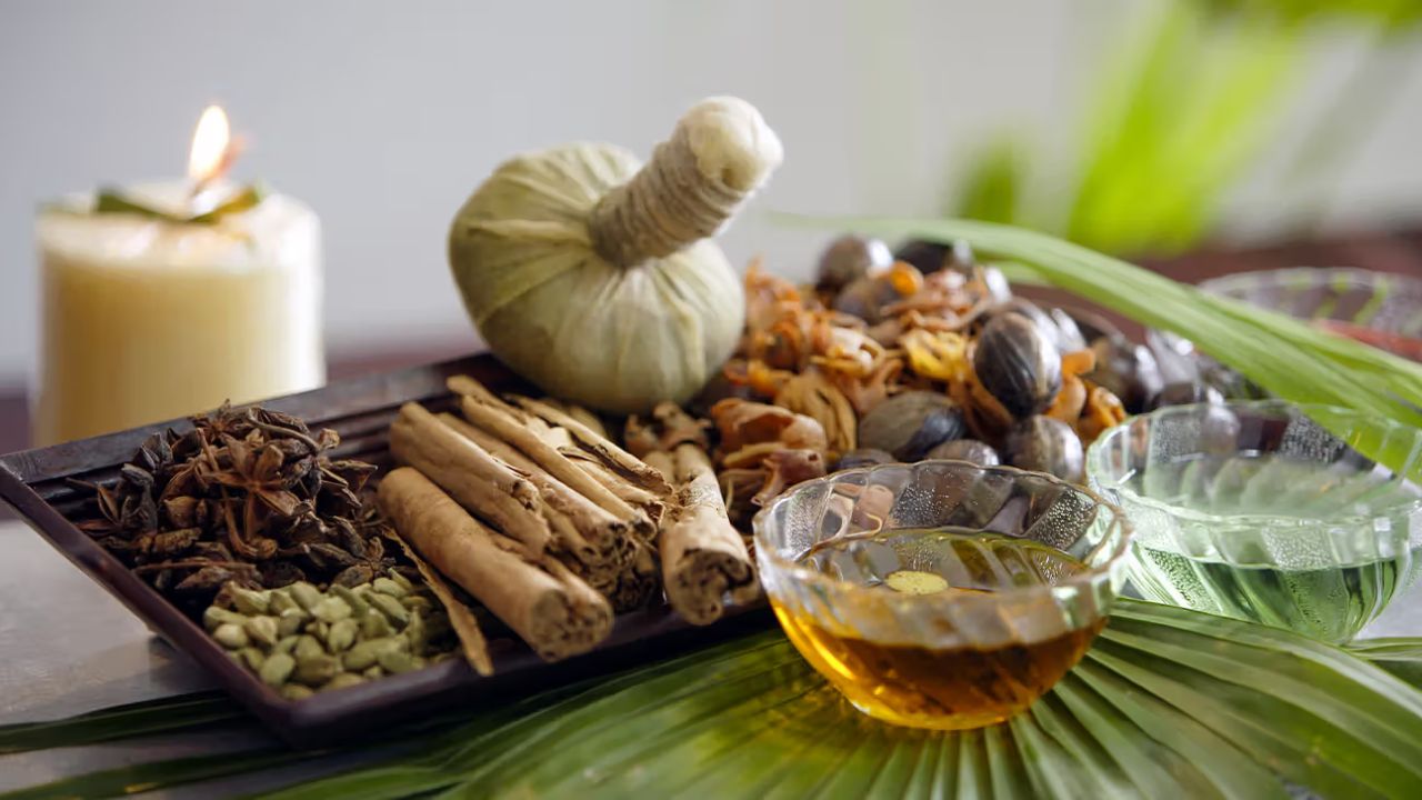 Ayurvedic Treatment: आयुर्वेदिक इलाज के दौरान ये गलतियां न करें वरना कम हो सकता है फायदा! ध्यान रखें ये पांच बातें जो बदल देंगी आपकी सेहत