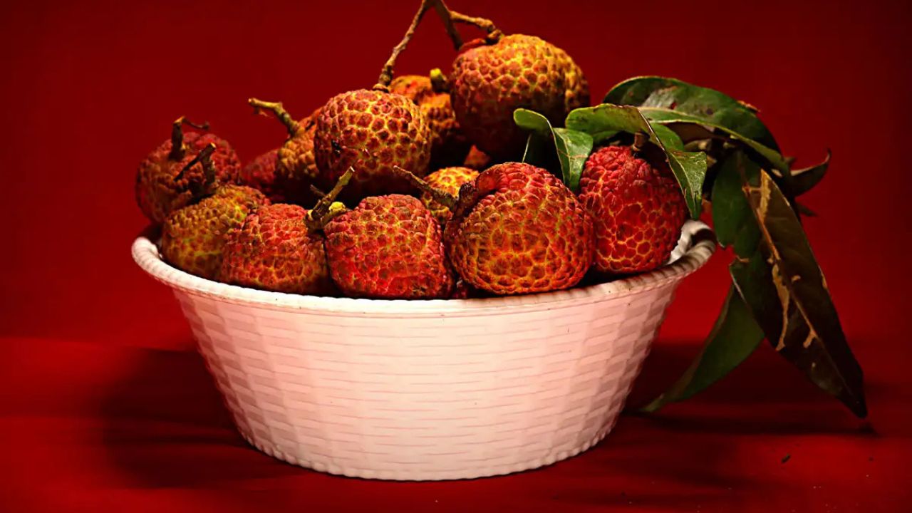 Effect of Lychee: लीची खाने से पहले जान लें इसका असली राज गर्म असर की सच्चाई सुनकर आप चौंक जाएंगे