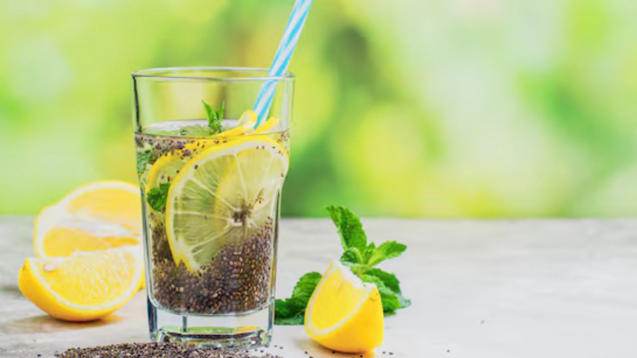 Lemon Mint Chia Water: नींबू पानी में छुपा सेहत का खजाना! चिया सीड्स मिलाने से क्या होता है चमत्कार?