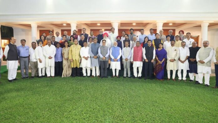 PM Modi Dinner Diplomacy: सियासी गर्मी में दिखी मुस्कान की ठंडक! विपक्ष संग डिनर टेबल पर बदला माहौल