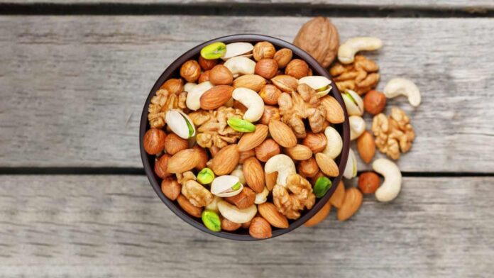 एक मुट्ठी Dry Fruits बना सकती है आपकी सेहत को खतरे में, जानिए क्या है सच!