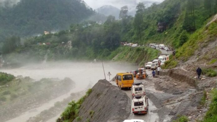Uttarakhand landslide: बारिश बनी मुसीबत! बद्रीनाथ जाने वाला रास्ता मलबे में दबा, सैकड़ों यात्री फंसे