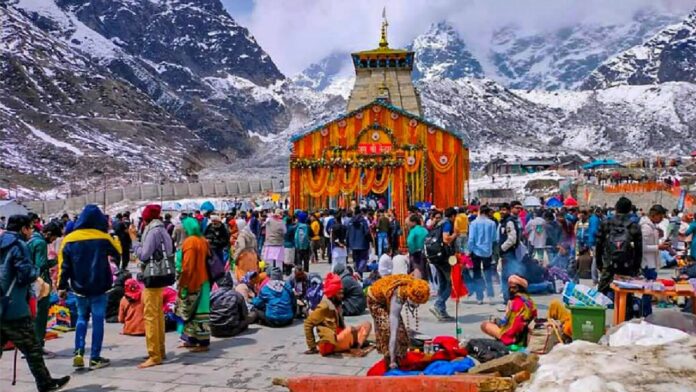 Kedarnath Yatra stopped: मूसलाधार बारिश ने रोकी आस्था की यात्रा, केदारनाथ जाने वालों को बीच रास्ते में रोका गया