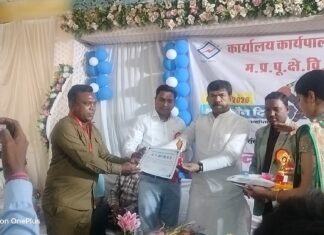 लाइन मेन दिवस पर लाइन में कुमरे हुए सम्मानित