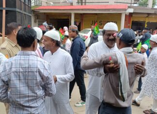 तिरोड़ी में हर्षोल्लास से मनाया गया ईद मिलादुन्नबी, सरपंच प्रतिनिधि फिरोज खान ने गले मिलकर दी बधाई