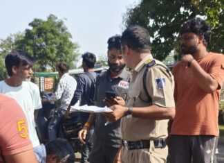 बरगी नगर में अवैध पैकारी का खेल उजागर: ग्रामीणों ने पकड़ी 3 पेटी शराब, पुलिस को सौंपी